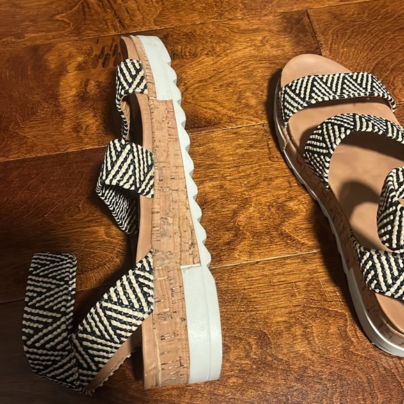 Platform Sandals Size 9. - Picture 8 of 8